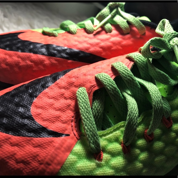 Nike soccer shoes size 4! :) - Picture 3 of 3